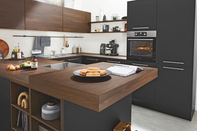Schwarze Küche mit Holz